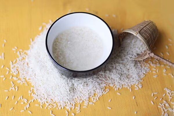 Bạn chỉ cần để lắng nước vo gạo và gạn lấy phần trắng đục phía dưới. Sau đó, dùng bông thấm phần trắng đục đó và thoa lên mặt. Ảnh: Mamcomviet.