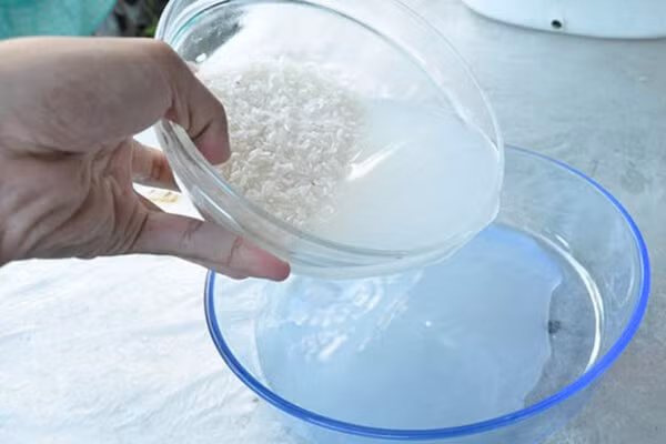 Bên cạnh đó, bạn có thể sử dụng nước vo gạo để làm nước tẩy trang, vừa an toàn lại vừa giúp làm sạch da mặt hiệu quả. Ảnh: Nongthuongviet.