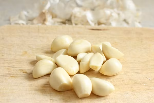 Trong tỏi có chứa men alliin lyase có thể gây kích ứng da, vì vậy tiêu thụ nhiều tỏi có thể bị phát ban tay, chàm,... Ảnh: Ecooe.