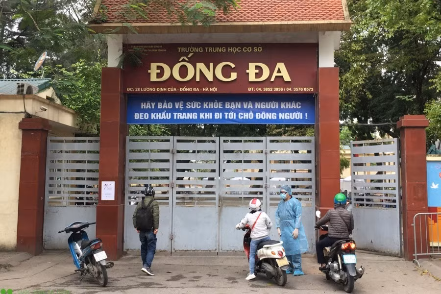 Hoc sinh lop 8 Truong THCS Dong Da nga tu tang 2 xuong dat