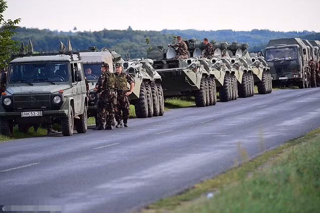 Hôm 19/9, Thủ tướng Hungary Viktor Orban ra chỉ thị tăng cường triển khai quân sự thông qua việc cho một đoàn xe tăng và xe bọc thép chở quân tới biên giới phía nam giáp với Croatia khi nước láng giếng tiếp tục đưa người tị nạn và di cư tới biên giới hai nước. Ảnh: Đoàn xe quân sự di chuyển trên con đường gần Nagykanizsa tiến tới khu vực biên giới Hungary-Croatia.