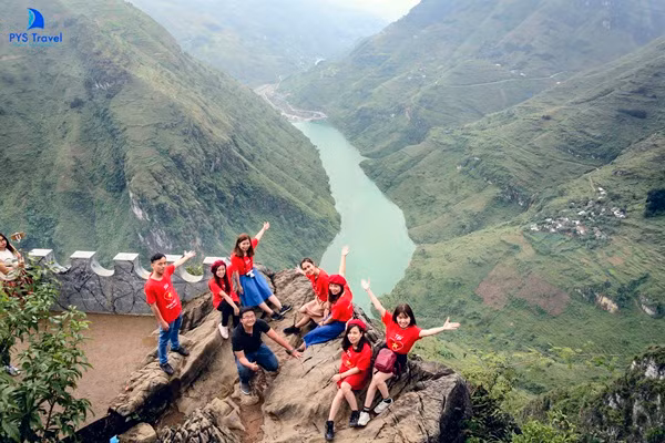 Cùng nhau trinh phục đỉnh Mã Pí Lèng. Ảnh: PYS travel