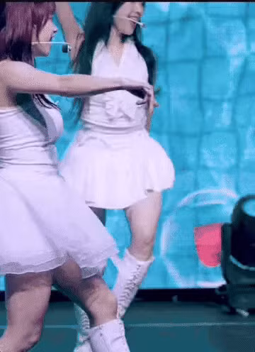 Nu ca si Han gap su co trang phuc-Hinh-3