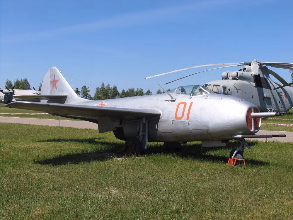 MiG 9 – máy bay chiến đấu trang bị động cơ phản lực đầu tiên của Liên Xô trưng bày ở Bảo tàng Không quân Liên bang Nga ở Monino.