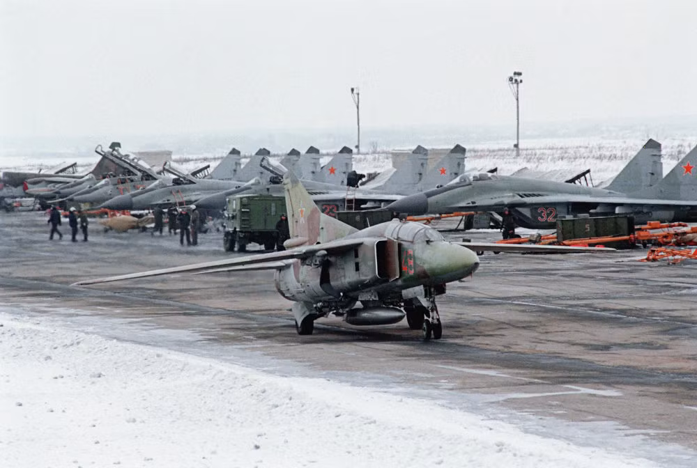 Tiêm kích đánh chặn cánh cụp cánh xòe MiG-23 đỗ ở khu vực hạ cánh của trung tâm bồi dưỡng Lipetsk.