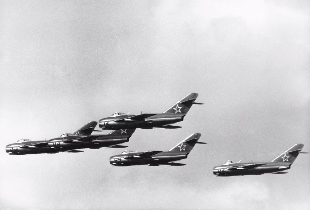 Tiêm kích huyền thoại MiG-15 bay trình diễn trong khuôn khổ Liên hoan Văn hóa và Thể thao của Không quân Đông Đức diễn ra vào 3/9/1957 ở Cottbus.