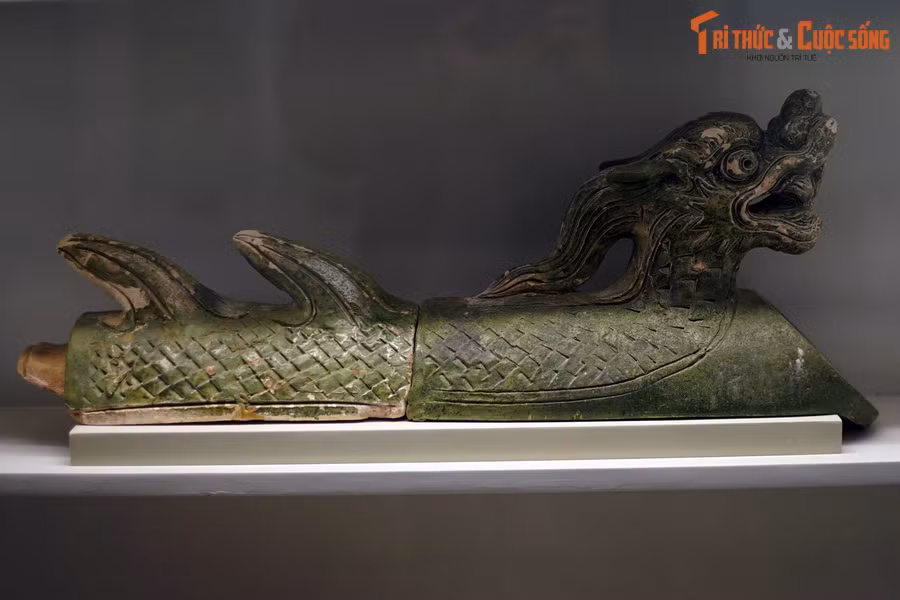 Đây là loại ngói duy nhất có ở Thăng Long, phản ánh tính độc đáo, sáng tạo trong nghệ thuật trang trí kiến trúc Hoàng thành Thăng Long thời Lê Sơ. Ảnh: Ngói ống men xanh tạo hình rồng thời Lê sơ.