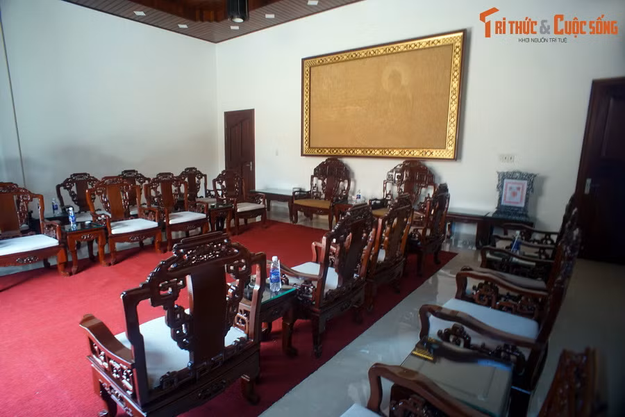 Không gian bên trong tháp chính được bố trí thành 6 tầng. Hai tầng cao nhất để tôn trí xá-lợi của Đức Phật, xá-lợi chư Thánh Tăng và tượng Phật; hai tầng tiếp theo dùng làm nơi lưu trữ tài liệu Phật học. Hai tầng dưới cùng là thiền phòng và khòng khánh tiết.