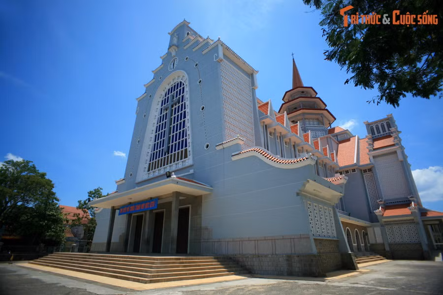 3. Tọa lạc ở phường Phú Nhuận - thành phố Huế, nhà thờ Dòng Chúa Cứu Thế là nhà thờ nổi tiếng bậc nhất ở Huế. Đây cũng là một trong những nhà thờ Công giáo tráng lệ nhất ở Việt Nam. Công trình được xây dựng từ năm 1959 - 1962 theo thiết kế của kiến trúc sư Nguyễn Mỹ Lộc.