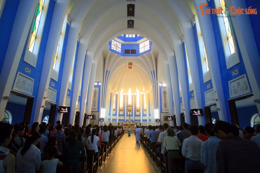 Không gian trong thánh đường nhà thờ Dòng Chúa Cứu Thế Huế rộng rãi. Đặc biệt, phần hiên của thánh đường được thiết kế để khi đông người dự lễ có thể mở rộng cửa khi cần thiết, vì thế người ở ngoài hiên vẫn có cảm giác như đang trong thánh đường.