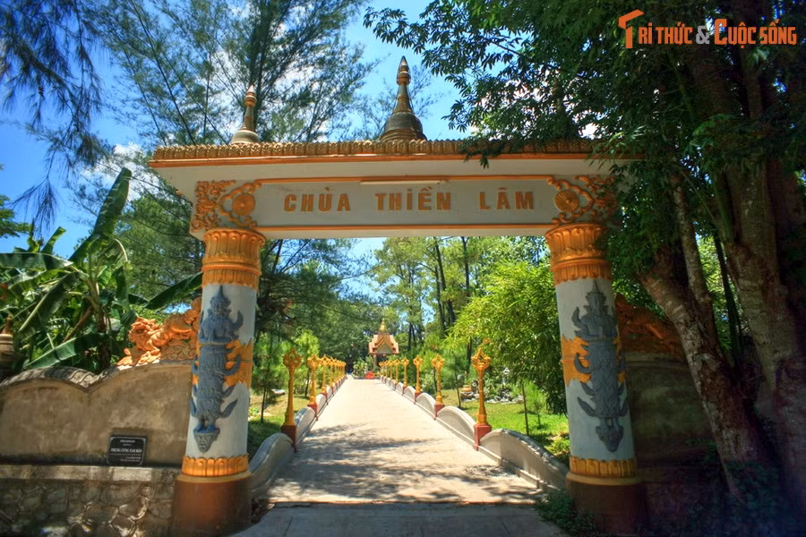 2. Tọa lạc ở phường Thủy Xuân của thành phố Huế, chùa Thiền Lâm được thiền sư Hộ Nhẫn lập ra năm 1960, nổi tiếng khắp xa gần nhờ phong cách kiến trúc Phật giáo Nam Tông đặc sắc.