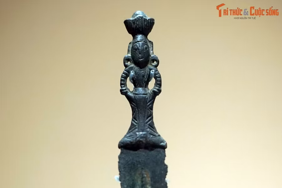 Hình tượng phụ nữ trên chuôi một dao găm Đông Sơn. Tạo hình này phản ánh tầm ảnh hưởng của chế độ mẫu hệ, nơi con cháu theo dòng dõi mẹ và người phụ nữ có quyền lực rất lớn. Bên cạnh đó, các chi tiết về trang phục của phụ nữ Việt cổ cũng được thể hiện rất rõ nét.