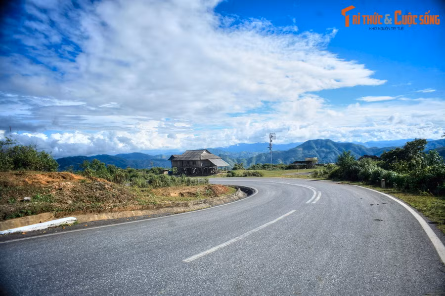 Là một trong "tứ đại đỉnh đèo" ở Tây Bắc, đèo Pha Đin có độ dài 32 km, nằm trên Quốc lộ 6, là cửa ngõ vào. Con đèo này chính là đoạn đường khởi đầu gian nan trên hành trình kéo pháo bằng sức người của những chiến sĩ Điện Biên năm xưa.