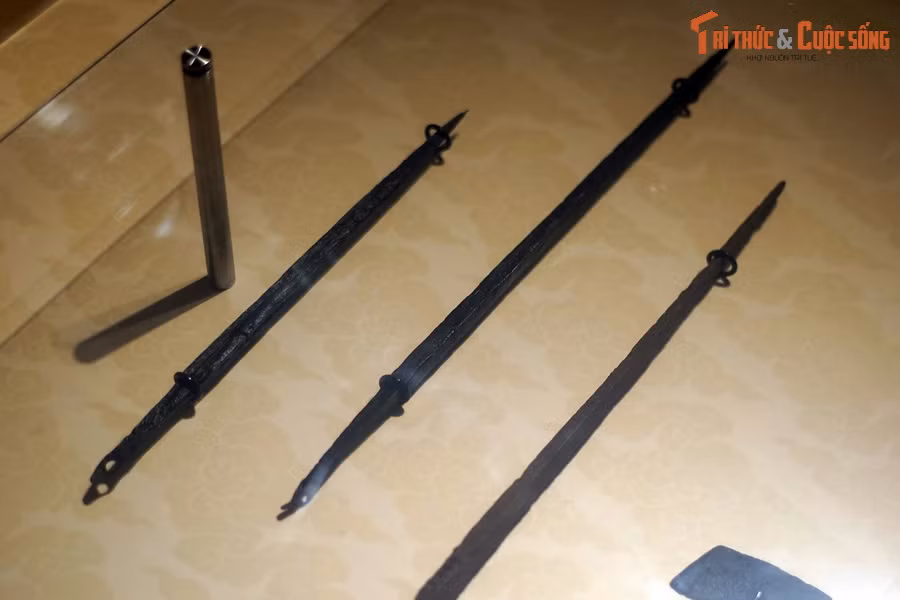 Mũi trường (còn gọi là giáo trường) là một thứ giáo cán rất dài, tác dụng dùng để đâm, cán có thể dài đến 4 mét. Khi sử dụng người lính thường đập xuống đất, tạo thành một độ nẩy (gọi là bật trường) trước khi đâm. Động tác này làm tăng sức đâm mũi trường.