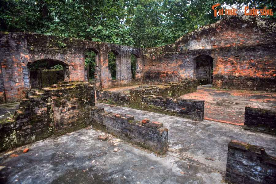Trong tiếng Pháp “căng” (caserne) có nghĩa là đồn lính, trại lính. Căng Bắc Mê là một hệ thống công trình đồ sộ nằm giữa rừng núi hoang vu, gồm nhà hành chính, nhà giam, vọng gác, nhà thông tin và một số tòa nhà chức năng khác.