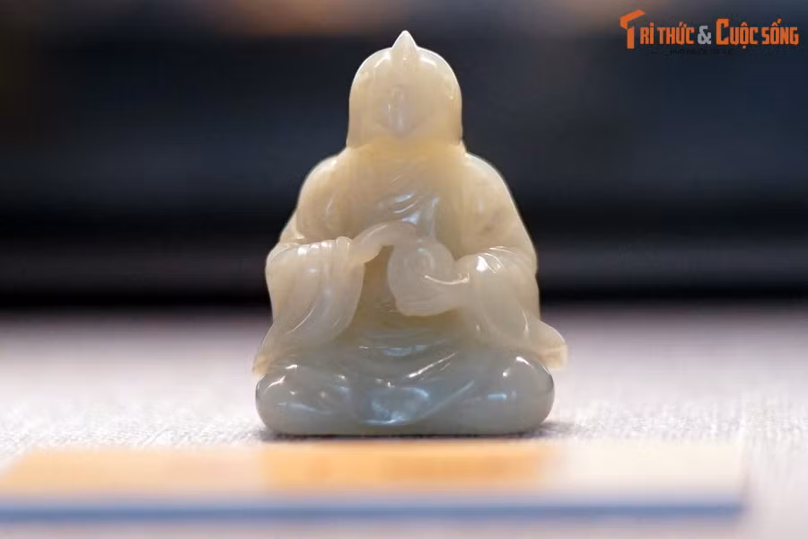 Hình tượng gà (Dậu) trong bộ tượng 12 con giáp bằng đá ngọc, hiện vật cung đình triều Nguyễn, niên đại cuối thế kỷ 19 đầu thế kỷ 20, hiện vật của Bảo tàng Lịch sử quốc gia.