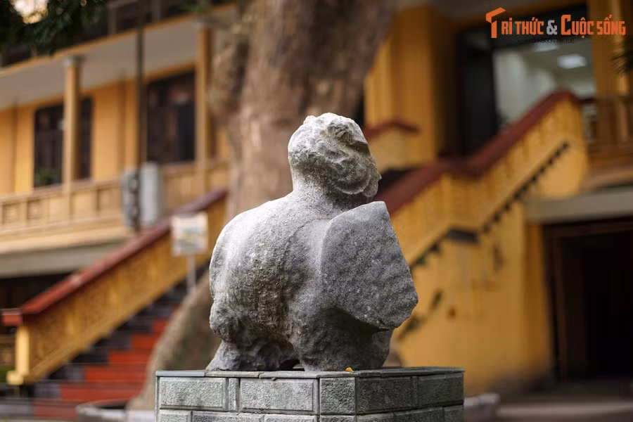 Tượng chim Chu Tước, linh vật nằm trong bộ tượng bốn thần thú cổ xưa (gồm Thanh Long, Bạch Hổ, Chu Tước, Huyền Vũ) có từ thời Trần (thế kỷ 13), thu thập ở lăng Trần Thủ Độ (Hưng Hà, Thái Bình), hiện vật của Bảo tàng Lịch sử quốc gia.