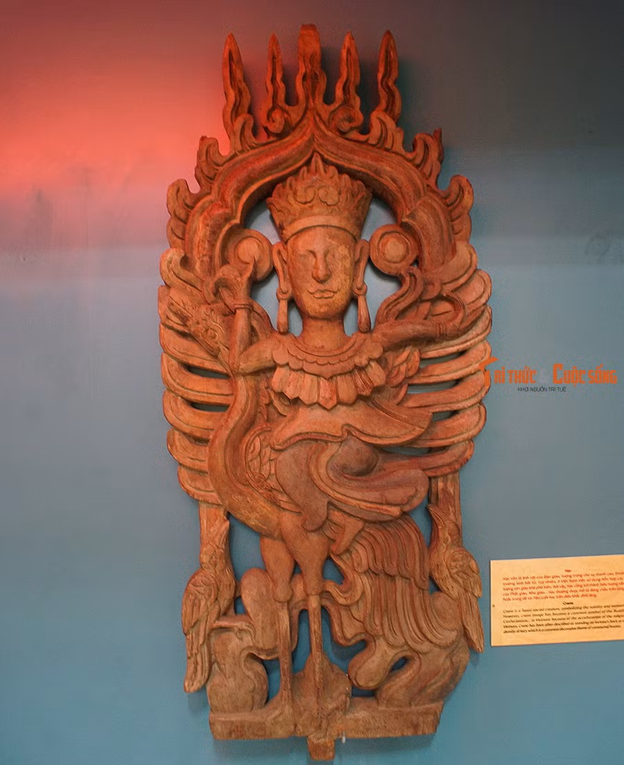 Phù điêu tiên cưỡi hạc bằng gỗ thời Lê Trung Hưng, thế kỷ 17–18, hiện vật của Bảo tàng Lịch sử quốc gia.