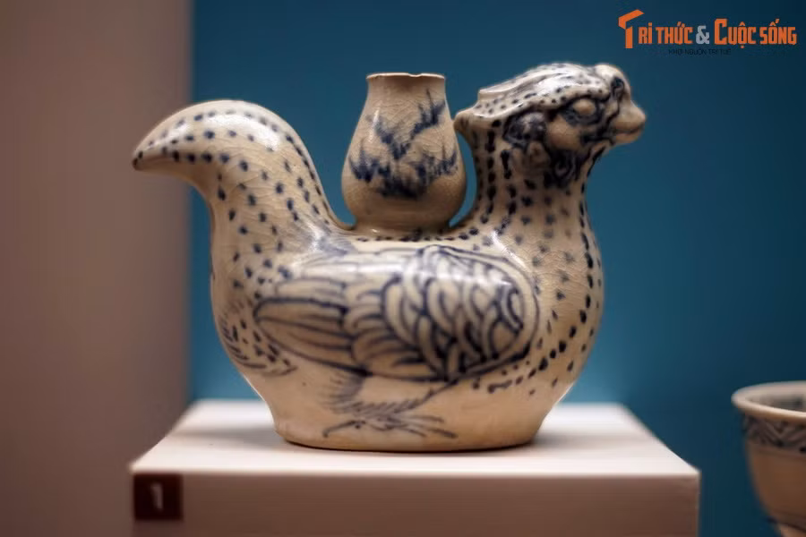 Ấm gốm hình chim trĩ khai quật tại con tàu đắm ở Cù lao Chàm (Quảng Nam), là sản phẩm của lò gốm Chu Đậu (Hải Dương), niên đại vào thời Lê sơ, thế kỷ 15-16, hiện vật của Bảo tàng Lịch sử TP. HCM.