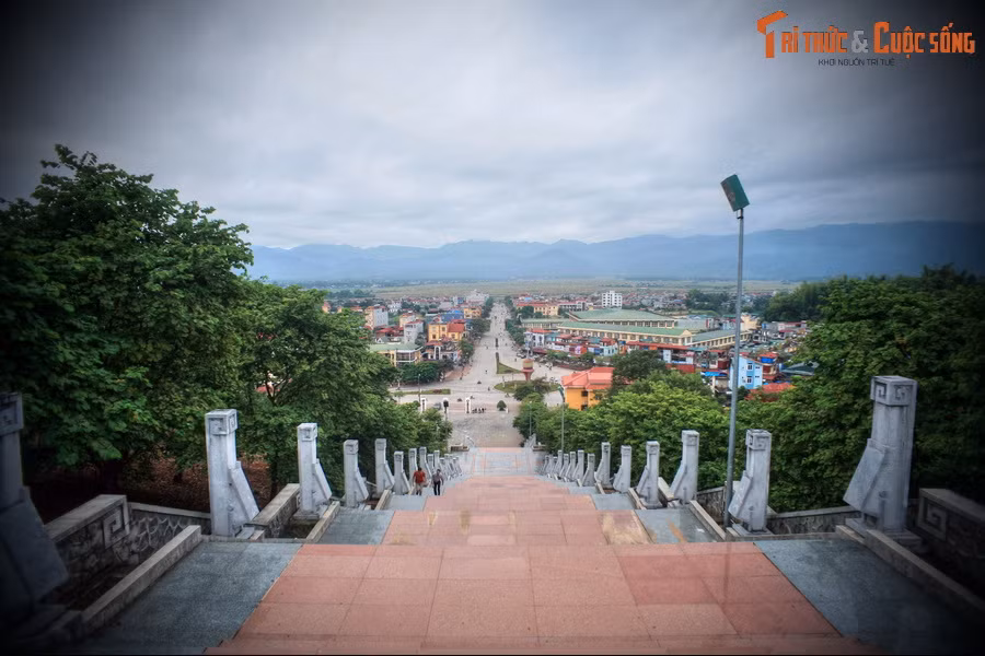Được xây dựng trong dịp kỷ niệm 50 năm chiến thắng lịch sử Điện Biên Phủ (1954-2004), đây là một trong những tượng đài có quy mô hoành tráng nhất Việt Nam. Con đường chính dẫn lên tượng đài được gọi là trục hành lễ, gồm 320 bậc thang.