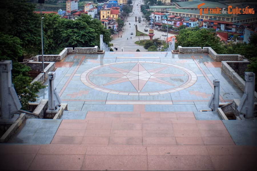 Từ sân hành lễ đi lên, trục hành lễ được chia làm ba chiếu nghỉ lớn, tương đương với ba đợt tấn công của Quân đội Nhân dân Việt Nam vào Tập đoàn cứ điểm Điện Biên Phủ.