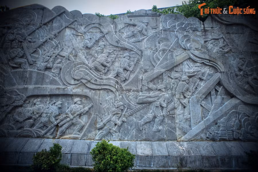 Điểm khởi đầu của con đường hành lễ là sân hành lễ. Đây là khu vực có bức phù điêu đại cảnh lớn nhất Đông Nam Á với chiều cao trung bình 7,5 mét, chiều ngang 58 mét, được ghép từ 217 tấm đá xanh Thanh Hóa, tổng trọng lượng gần 400 tấn.