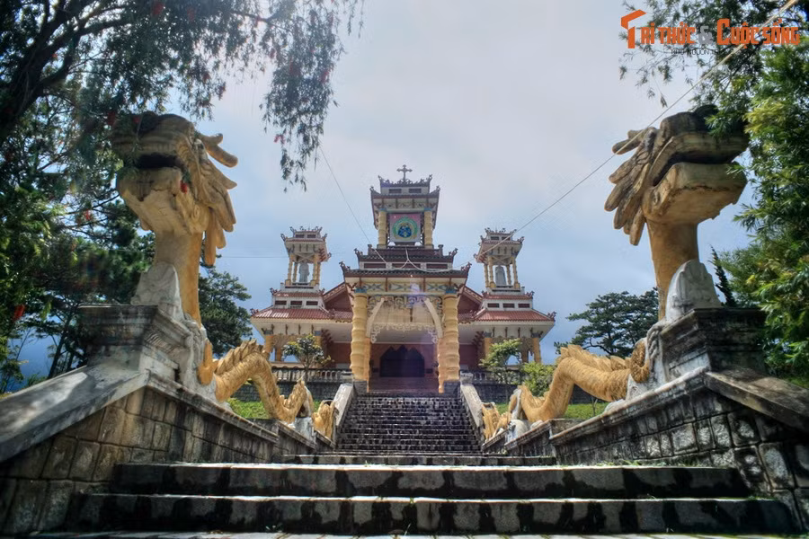 Đây là nhà thờ hiếm hoi ở Việt Nam có bài trí hình tượng rồng Việt truyền thống, với hai lan can hình rồng chạy dọc theo các bậc cấp từ chân đồi lên thánh đường.