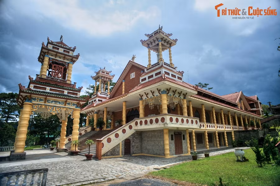 2. Nằm trên một ngọn đồi ở phía Nam thành phố Đà Lạ, nhà thờ Du Sinh được linh mục Thiên Phong Bửu Dưỡng cho xây dựng từ năm 1955. Vốn là con cháu dòng tộc Nguyễn và từng tu học Phật giáo, linh mục Thiên Phong Bửu Dưỡng đã thiết kế nhà thờ theo lối kiến trúc Á Đông.