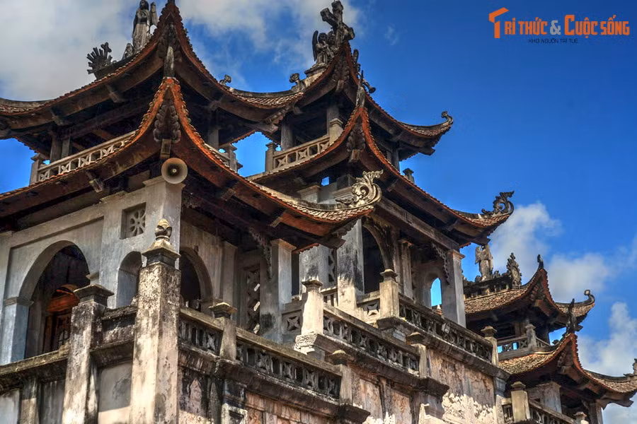 Nhìn cận cảnh, mái của nhà thờ lớn và phương đình đều không cao vút kiểu ngọn tháp như những nhà thờ Công giáo phương Tây truyền thống mà là dạng mái cong thấp có đầu đao như mái đình, mái chùa của người Việt.