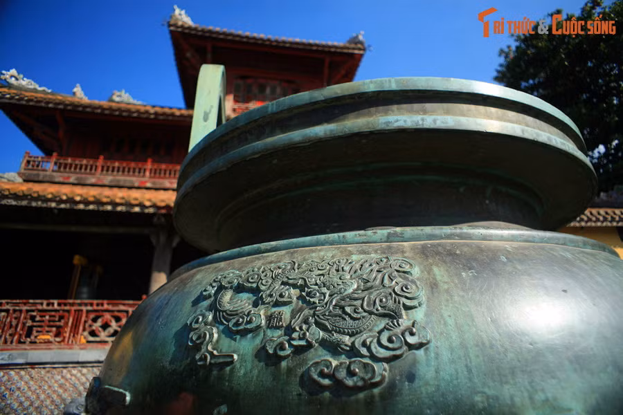 Trên phương diện quốc tế, những bản đúc nổi trên chín đỉnh đồng đã lưu trữ các giá trị về mối quan hệ giao thoa và tiếp xúc văn hóa xã hội của đất nước Việt Nam với các quốc gia trong khu vực Đông Á. Đây là bảo vật tượng trưng cho vương quyền và sự tồn tại của một triều đại phong kiến ở châu Á.