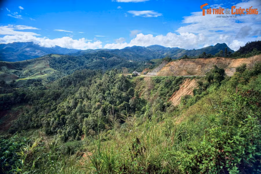 Vị trí của tượng đài là điểm cuối của con đường kéo pháo huyền thoại trong Chiến dịch Điện Biên Phủ. Trên con đường này, qua nhiều đèo, dốc, vực sâu, núi cao, bộ đội ta kéo pháo vào trận địa Điện Biên Phủ và giáng những đòn sấm sét, khiến quân Pháp từng bước sụp đổ.