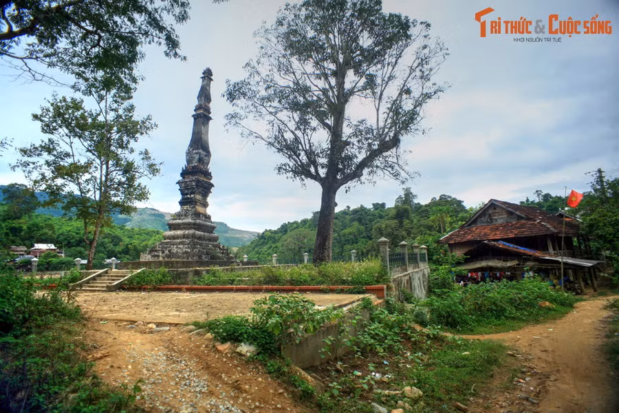 2. Huyện Điện Biên Đông của tỉnh Điện Biên là nơi tọa lạc của hai tòa tháp Lào cổ xưa độc đáo. Đầu tiên là tháp Mường Luân nằm bên bờ sông Mã thuộc xã Mường Luân. Tương truyền, tháp được những người Việt và người Việt gốc Lào chung tay xây dựng vào thời Lê.
