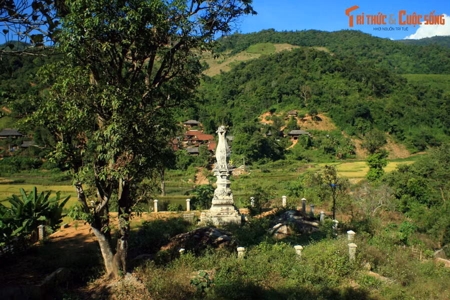 Cách tháp Mường Luân khoảng 10 km về phía Đông có một ngọn tháp Lào khác là tháp Chiềng Sơ, nằm ở bản Nà Muông, xã Chiềng Sơ. Theo các nhà nghiên cứu, tháp được xây dựng vào khoảng thế kỷ 15-16, cùng niên đại với tháp Mường Luân.