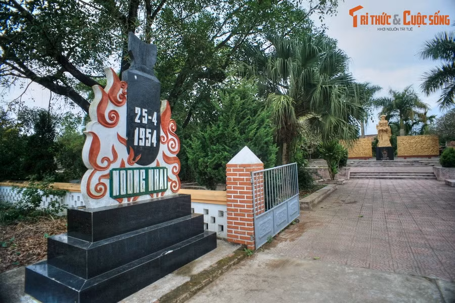 3. Tọa lạc ở bản Noong Nhai, xã Thanh Xương, huyện Điện Biên, khu tưởng niệm Noong Nhai là nơi ghi dấu vụ thảm sát Noong Nhai năm 1954, một sự kiện được ví như vụ “Mỹ Lai ở Điện Biên Phủ” do mức độ cực kỳ đẫm máu.