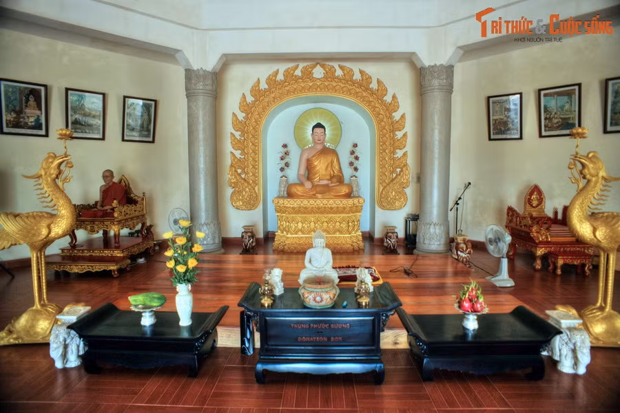 Tầng dưới là chính điện, nơi có một pho tượng Phật được bài trí tôn nghiêm ở trung tâm. Sau lưng chính điện có phòng khách và thiền phòng.