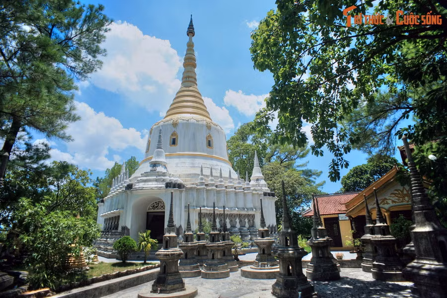 Nằm cách trung tâm thành phố Huế 5 km về phía Nam, chùa Thiền Lâm được lập năm 1960, nổi tiếng nhờ lối kiến trúc Phật giáo Nam Tông đặc sắc.