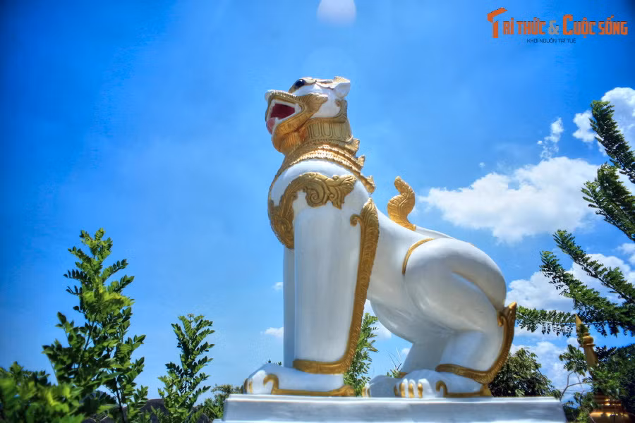Xung quanh bảo tháp của chùa Thiền Lâm có bốn tượng sư tử nhìn về bốn hướng Đông - Tây - Nam - Bắc. Đây là linh vật bảo vệ Phật pháp theo thế giới quan Phật giáo Nam Tông.