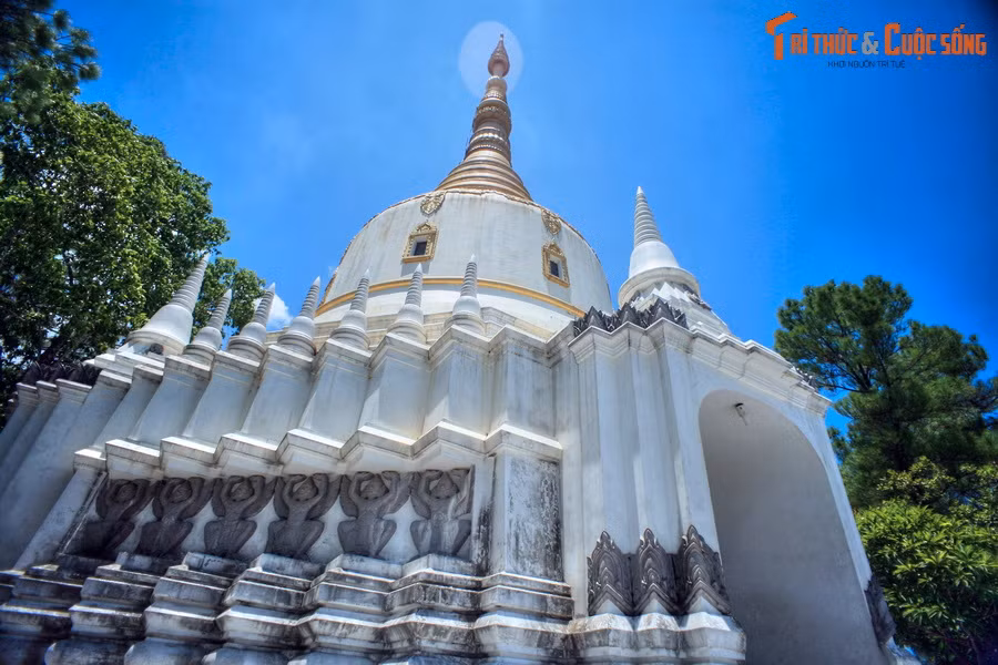 Chân tháp được xây theo bình đồ hình vuông, trong khi đỉnh tháp hình tròn thuôn về phía trên như hình quả chuông, trên cùng có chóp nhọn cao vút được sơn nhũ vàng.