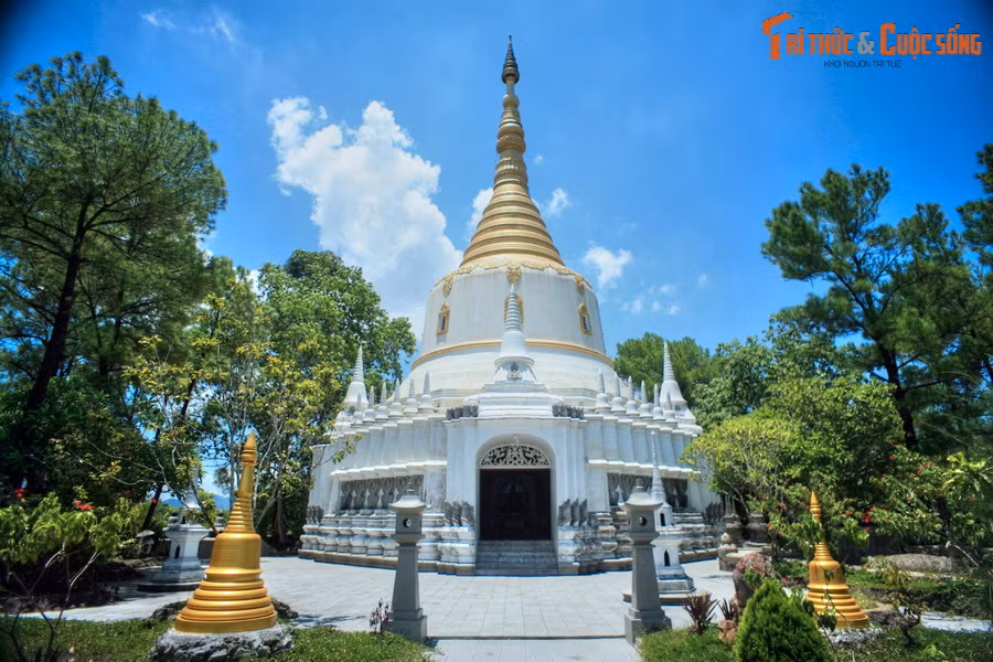 Công trình mang tính điểm nhấn của ngôi chùa này là tòa bảo tháp cao 15 mét, có diện mạo gây ấn tượng ngay từ cái nhìn đầu tiên.