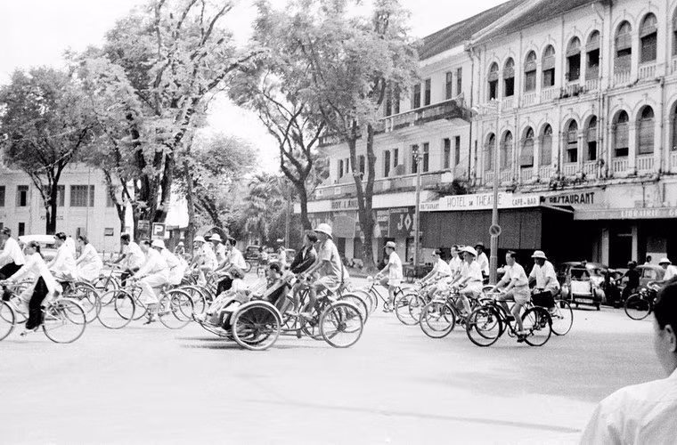 Hàng dài xe đạp và xích lô phía trước khách sạn Caravelle.