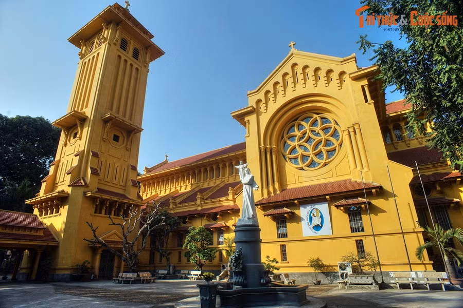 Nhà thờ được thiết kế theo kiến trúc Roman kết hợp phong cách Á – Âu, tạo nên đặc trưng của phong cách kiến trúc Đông Dương nổi tiếng. Cấu trúc phi đối xứng với một tháp chuông vút cao phía bên sảnh chính làm cho công trình có nét độc đáo, khác với những nhà thờ truyền thống.