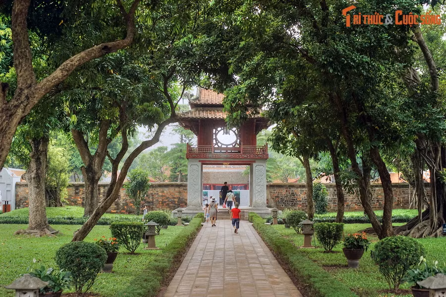 4. Tọa lạc ở quận Đống Đa, Văn Miếu – Quốc Tử Giám được xây dựng từ năm 1070, vừa là nơi thờ các bậc Tiên thánh, Tiên sư của đạo Nho, vừa mang chức năng của một trường học hoàng gia. Các nhà sử học coi đây là trường đại học đầu tiên của Việt Nam.