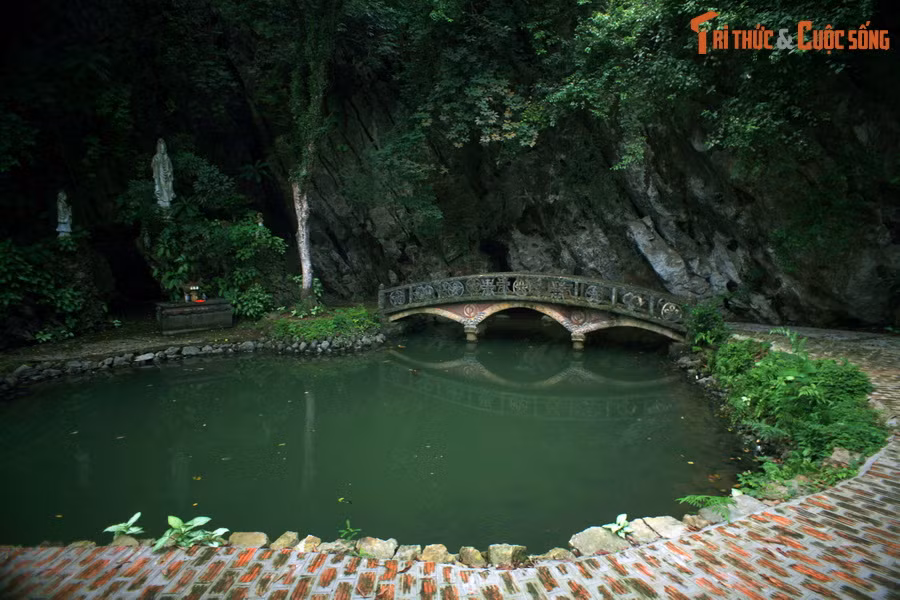 Phía dưới chân núi Địch Lộng là một hệ thống kiến trúc được xây dựng thành nhiều lớp theo thế chữ "Tam" trên một diện tích rộng hơn 1ha.