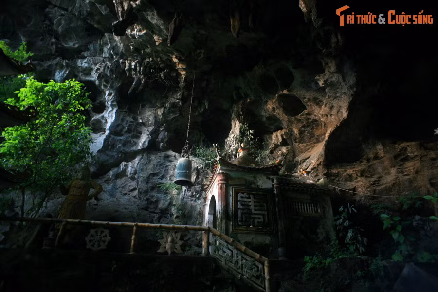 Ban đầu ngôi chùa có tên là Nham Sơn động Cổ Am tự, sau này đổi thành tên chùa Địch Lộng, có nghĩa là "sáo núi". Bởi, đứng trong hang núi có thể nghe tiếng gió thổi, đập vào vách đá trong hang tạo nên âm thanh như tiếng sáo vi vu.