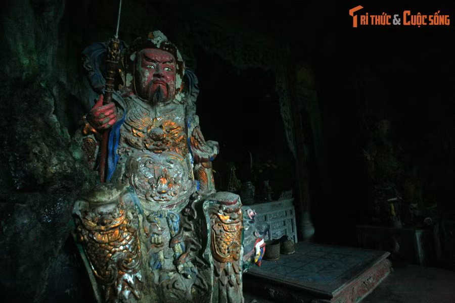 Các tượng Phật, tượng Hộ pháp và bàn thờ được bài trí hài hòa với các kiến tạo của tự nhiên, khiến khung cảnh trở nên huyền ảo như ở cõi tiên.