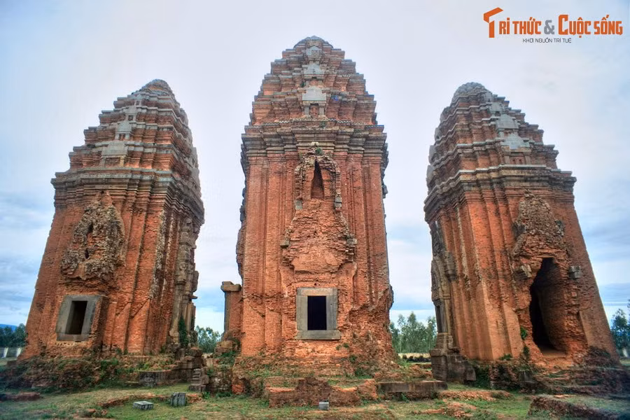  2. Tháp Dương Long. Nằm ở khu vực giáp ranh giữa hai xã Bình Hòa và An Chánh thuộc huyện Tây Sơn, tỉnh Bình Định, tháp Dương Long có niên đại từ khoảng thế kỷ 12, là tòa tháp Chăm cao nhất Việt Nam.