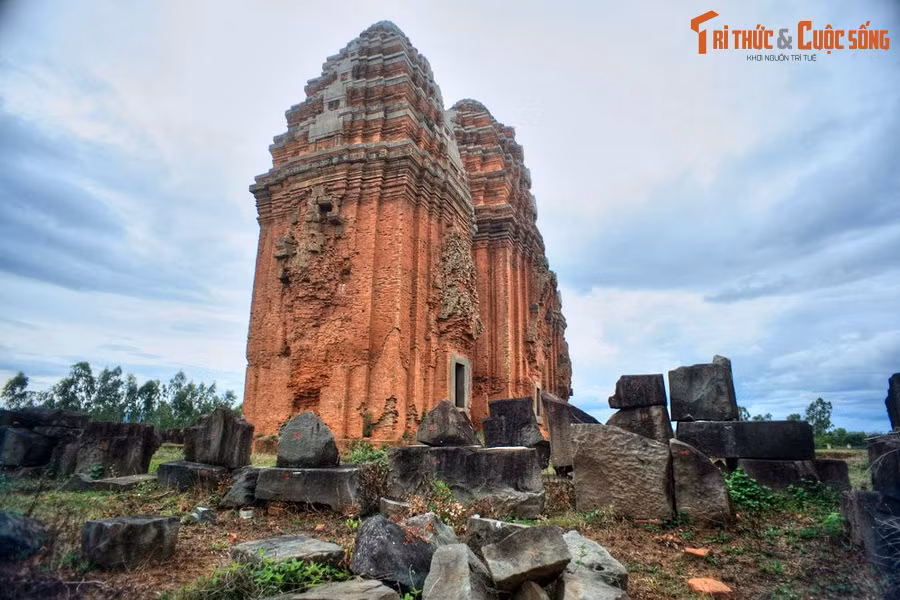 Di tích này gồm ba ngọn tháp Chăm nằm thẳng hàng theo hướng Bắc – Nam trên một gò cao, hai tháp bên ngoài cao khoảng 30 mét đối xứng với nhau qua tháp giữa, cao 36 mét. Quanh ba ngọn tháp còn nền móng của các công trình đã sụp đổ cùng nhiều tác phẩm điêu khắc quy mô lớn.