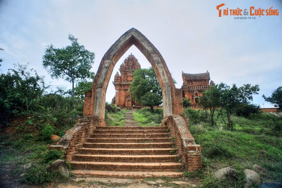  4. Tháp Po Klong Garai. Nằm trên một ngọn đồi cao ở thành phố Phan Rang – Tháp Chàm, tỉnh Ninh Thuận, tháp Po Klong Garai được xây dựng vào cuối thế kỷ 13, đầu thế kỷ 14. Ngày nay, quần thể tháp còn lại ba công trình là tháp chính, tháp cổng và tháp lửa