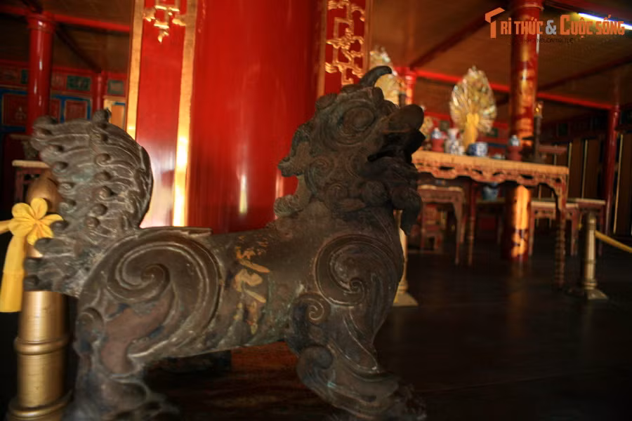 Tượng nghê bằng đồng trong khu tẩm điện của lăng Thiệu Trị, Huế.