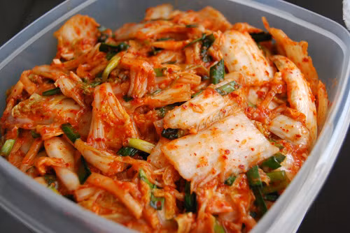 Kim chi được làm bằng cách lên men các loại rau củ (chủ yếu là cải thảo) và ớt. Món ăn có vị chua cay rất thú vị. Ảnh: Tamcocbackpackerhostels.